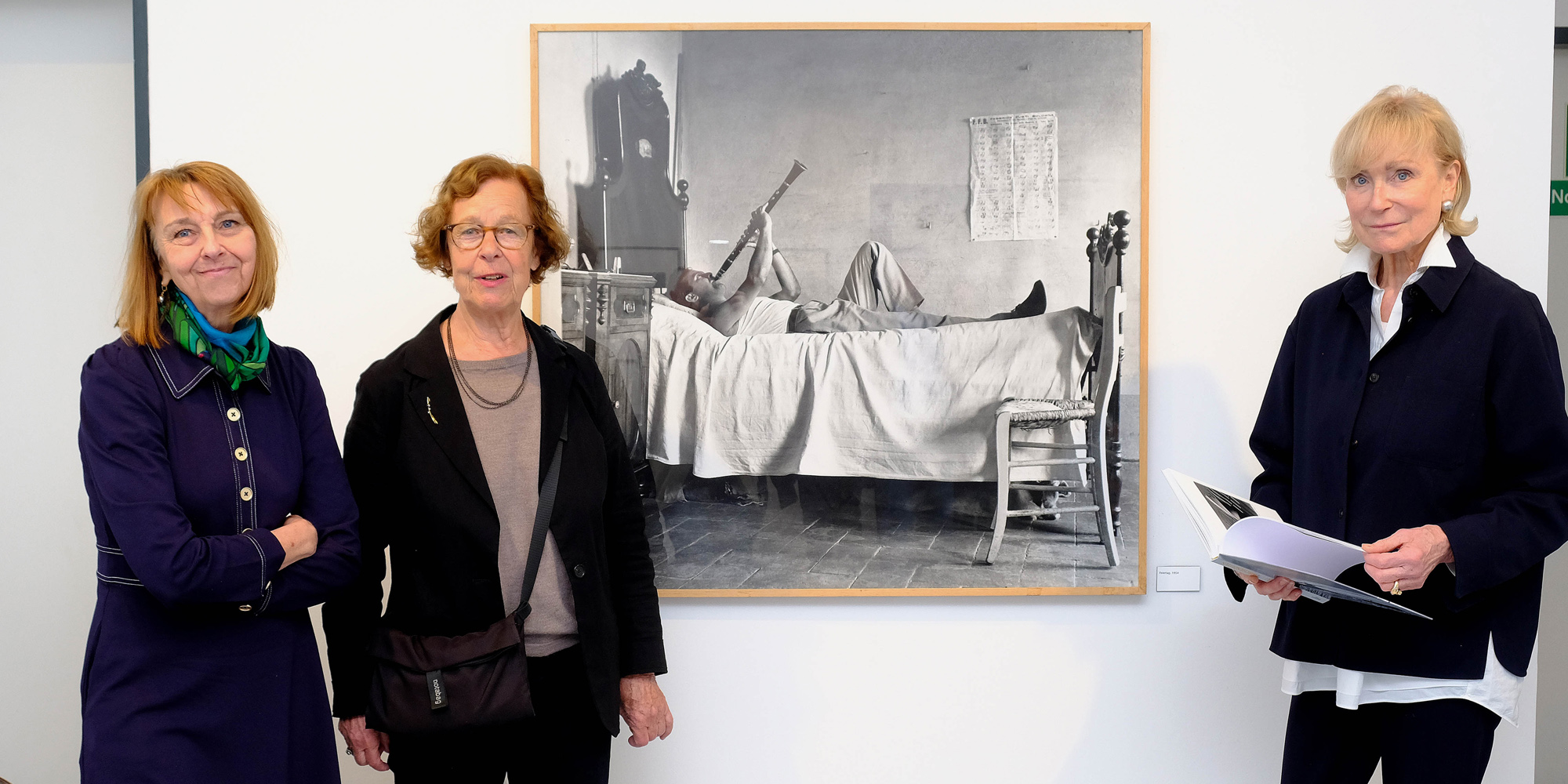 Dr. Nina Mika-Helfmeier, Barbara Klemm und Renate Siebenhaar in der Ausstellung, Foto: Peter Stollenwerk Dr. Nina Mika-Helfmeier, Barbara Klemm und Renate Siebenhaar in der Ausstellung, Foto: Peter Stollenwerk