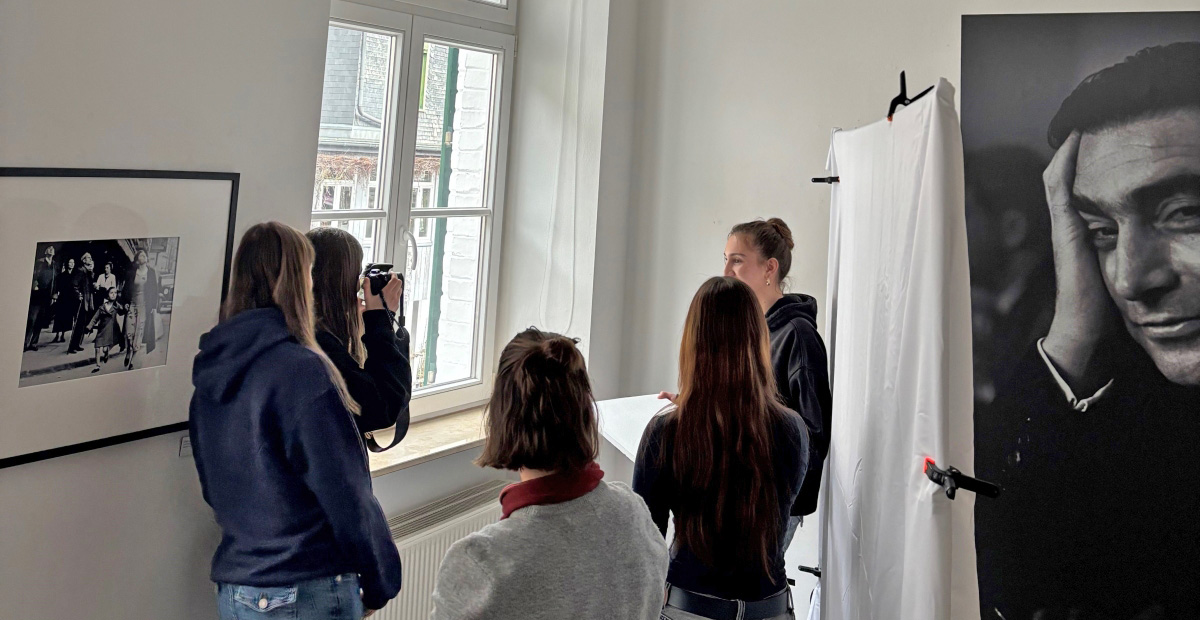 Die Kulturbotschafter_innen der 4. Aachener Gesamtschule haben das Fotografie-Forum und sich näher mit Porträtfotografie auseinandergesetzt.